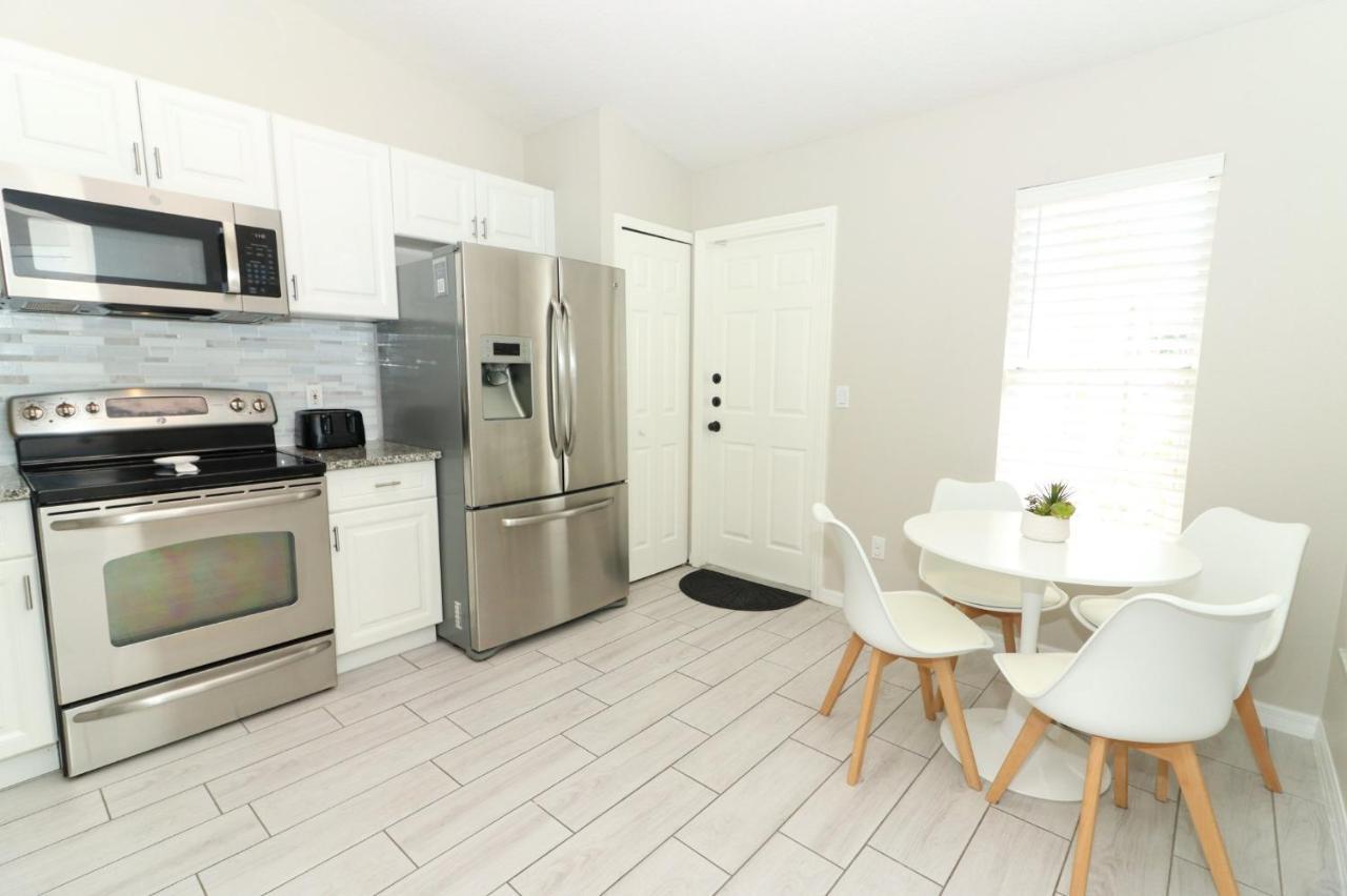 Lilys Stylish Villa Close To Disney Ideal For Long Stays Орландо Экстерьер фото